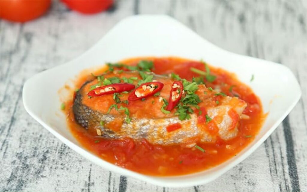 Thưởng thức cá thu sốt cà chua bắt vị ngon cùng cơm