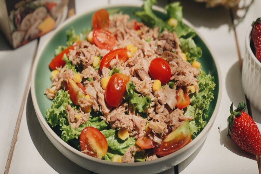 Salad cá ngừ nhanh và đơn giản trong 5 phút.