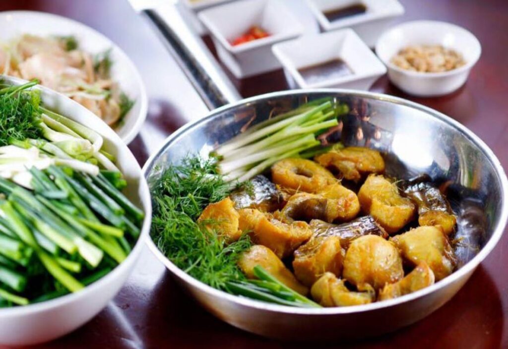 Thưởng thức đồ ăn ngon tại Vua chả cá Trần Hưng Đạo