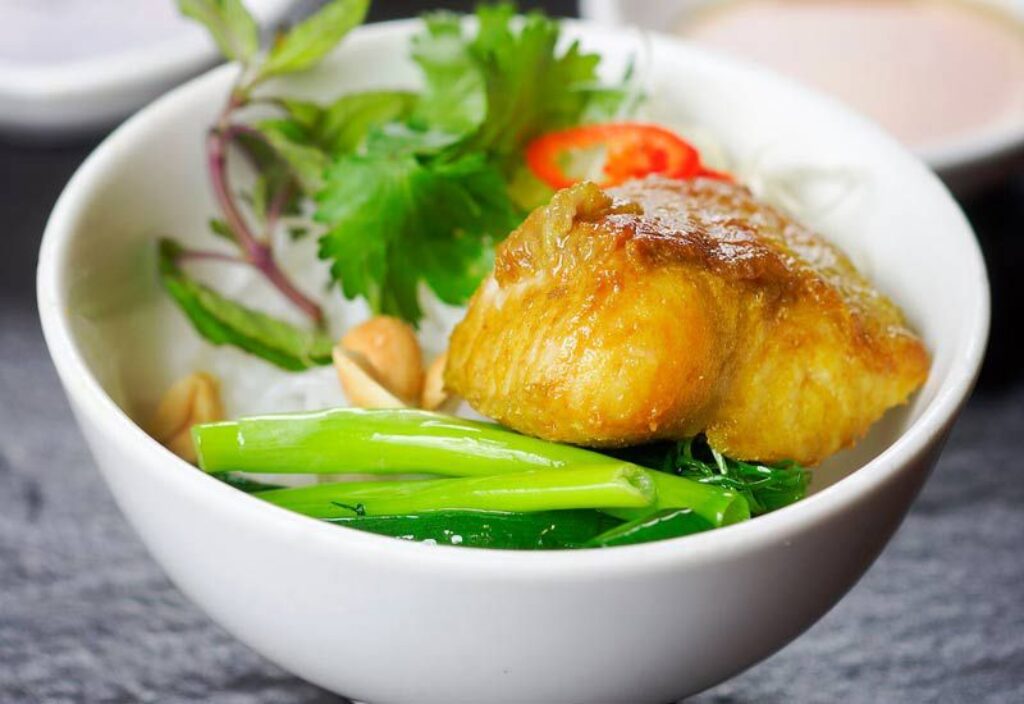 Thưởng thức đồ ăn ngon tại Vua chả cá Trần Hưng Đạo
